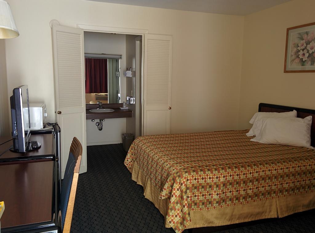 Economy Inn Toledo-Perrysburg Room photo