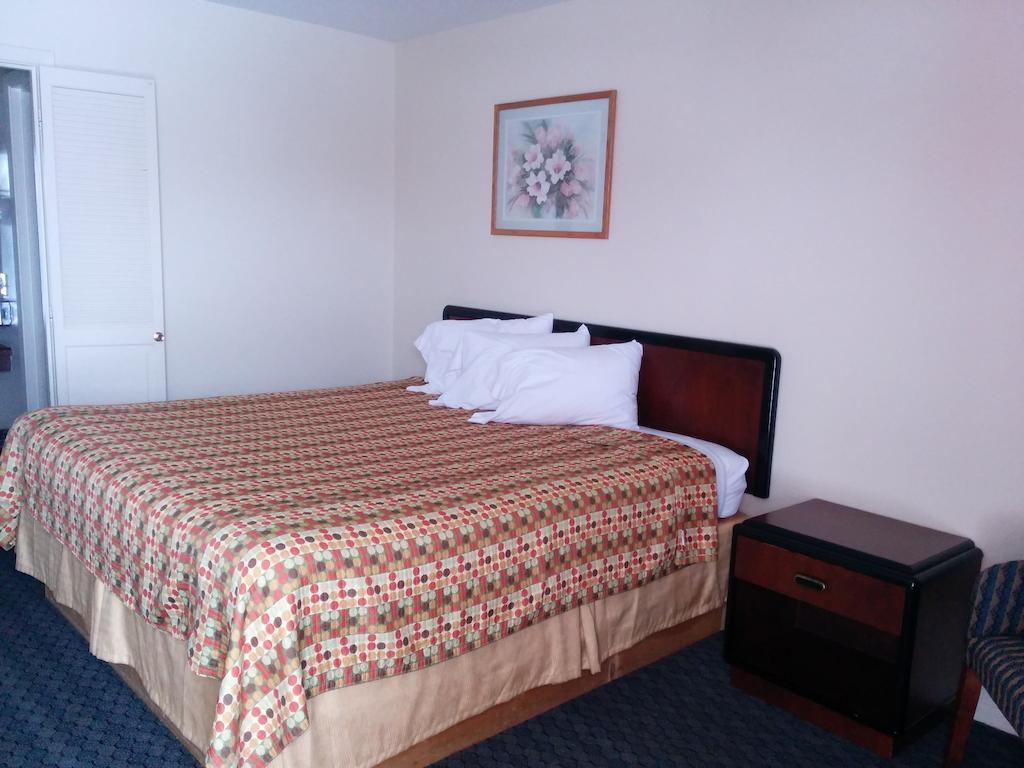 Economy Inn Toledo-Perrysburg Room photo